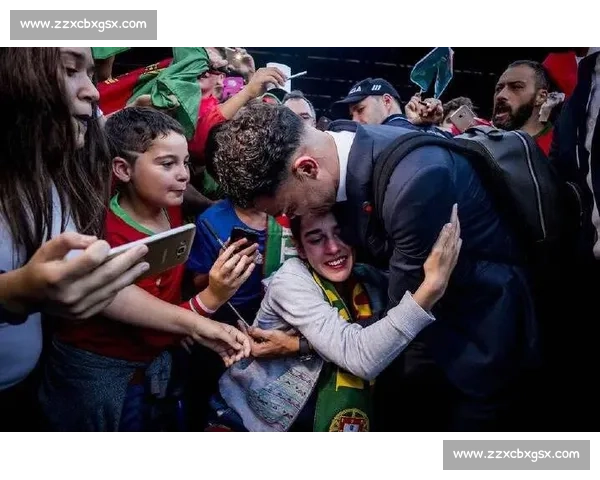 盐城球迷凯旋高铁站沸腾 鹿鸣欢歌致谢苏州